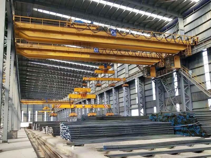 magnetic crane used in warehouse