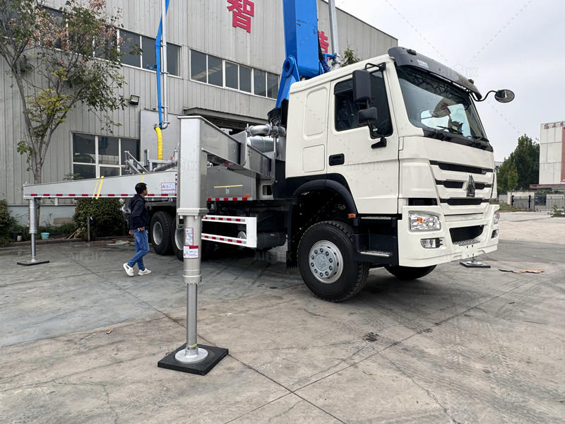 Boom and Outriggers Inspection before Shipment